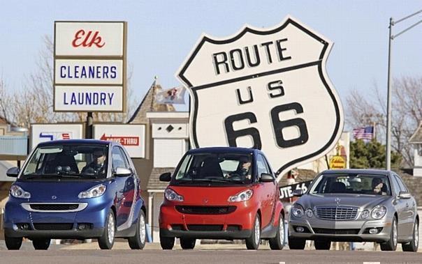 Smart Fortwo und Mercedes-Benz E-Klasse Bluetec auf dem Weg nach Detroit.